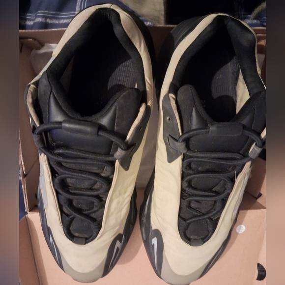Yeezy 700 - Picture 2 of 7